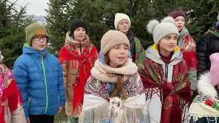 Колядка " У церквах по всьому світу ", виконує вокальний ансамбль "Чарівниця"