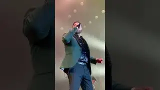 Aquí la puerta está muy grandeConoce a otras personas… 🎶 