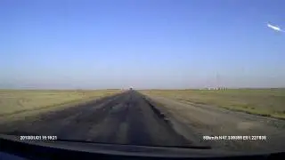 Верблюды на убитых дорогах Казахстана.