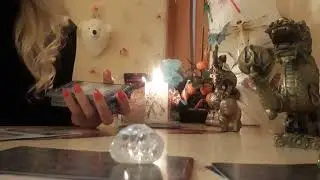 КАК СОБИРАЕТСЯ СЕБЯ ВЕСТИ И ЧТО ДУМАЕТ