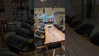 Сколько гостей размещаются за таким столом из слэба? 