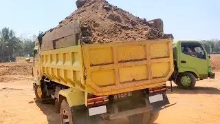 Mobil Truk... Dump Truk Ragasa Jomplang Muatan Tanah Timbunan.