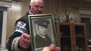 Деду 88 лет, он катается на  электроскутерах.