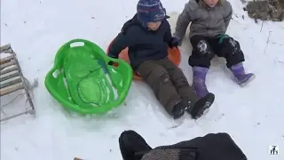 НА ЧЕМ МОЖНО КАТАТЬСЯ С ГОРКИ! ПАПА КАТАЕТСЯ НА САНКАХ С ДЕТЬМИ!