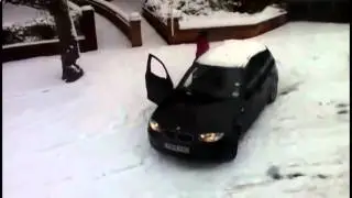 наши девушки на столько суровы что сами вытаскивают машины из снега