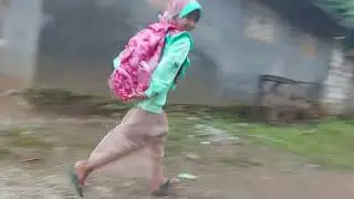 Cuaca mulai berubah angin kencang Ngga jadi jalan kaki tasya minta antar mama ngaji