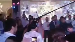 Поёт от души