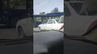 В Астрахани новый автобус попал на тротуар и промял ограждение
