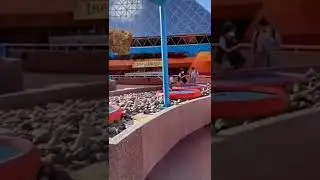 Прыгающие фонтаны в парке Уолт Дисней,Флорида                   