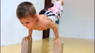 вот мальчику 5 лет а он накаченей вас