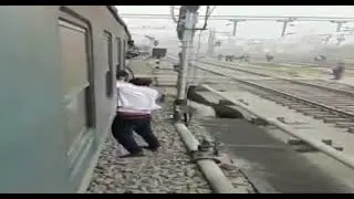 ट्रैन में चोरी का कारनामा: यात्री ने ज्ञान संगान से फोन छीनकर  भाग रहे चोर को लाटकाया