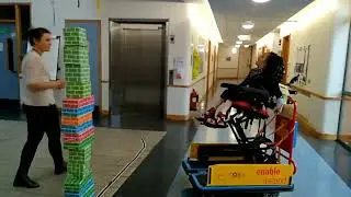 Катя использует голову для контроля вождения