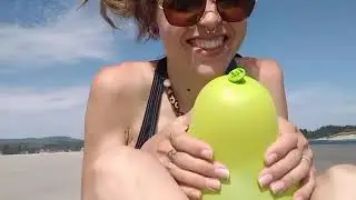 Девушка прокусила шарик