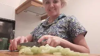 моя новая вышивка деревня и делаю салат с сельдереем