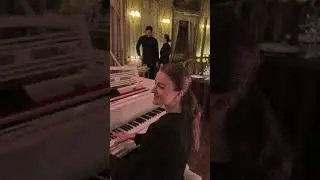 пианистка сходу с аккомпанировала мелодию  из Бременских музыкантов  в си бемоль! #jazzcover #jazz