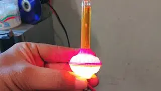 Antigua bombilla de luces de navidad con capsula burbujeante