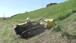 Робот косит траву на обочине дороги