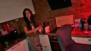 Пасынок пришёл к мачехе и просит сладенького