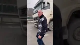 Тонар с песком опрокинулся в Новороссийске