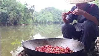 The simplest and roughest way to eat crayfish