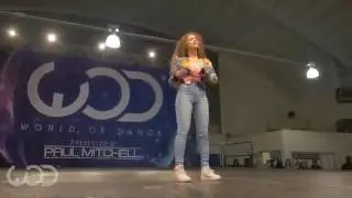 Девушка круто танцует popping