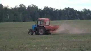 2 МТЗ 82.1 БЕЛАРУС с AMAZONE ZA-M  разбрасывают удобрения.