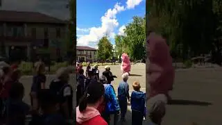 Розовый мишка Петя. Фанаты встречают медведя.
