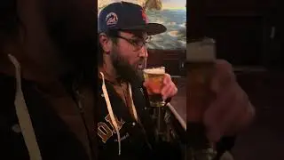 O bar mais silencioso de Nova York. O nome do bar é: Burp Castle. 