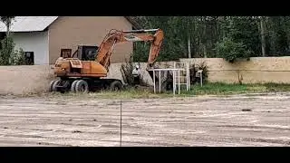Сохтмони варзишгоҳи футбол ва волейбол дар мактаби 4