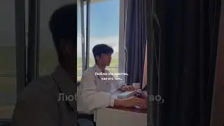 Один глаз устремлен в комп, второй на кровать - баланс продуктивности ☝🏻 😀