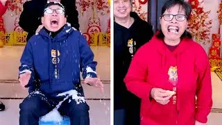 Sponge Squeezing Challenge, Which Team Won First? #Funnyfamily #Partygames