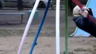 Забавная Бабка на детской площадке играет!!!