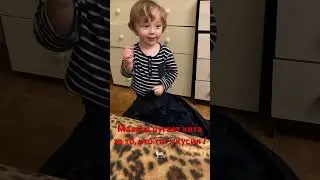 Малыш ругает кота, за то что он его укусил!