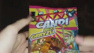 Розпаковываем польские  сладости и кушаем их