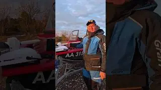 Установка элеткроякоря за одну минуту. Установка электромотора Haibo на лодку.#рыбалка #хайбо #HAIBO