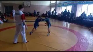 Артём дерётся