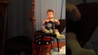 поёт песню хатуба