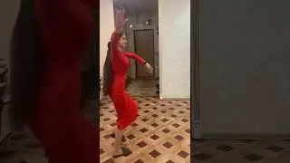 Молодая цыганка танцует дома