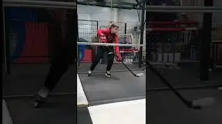 Перенос веса тела на опорную ногу при броске.