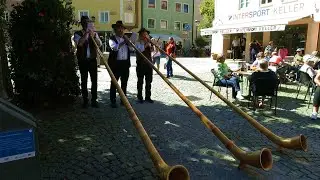 Straßenmusiker mit dem Alphorn in Füssen.