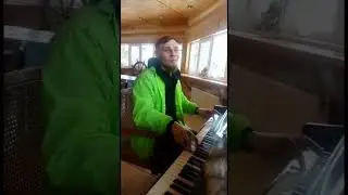 Мой брат играет собственную музыку