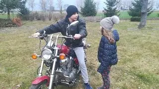 Dziewczynki się bawią lalkami.