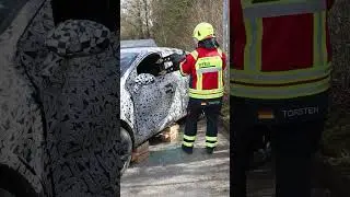 rescueINSIGHTS Spalt schaffen - Spreizer im Fenster