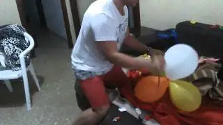 Looner petando globos