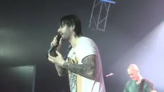 MELENDI   ''BARBIE DE EXTRARADIO''  DIRECTO    A CORUÑA   GIRA: LAGRIMAS DESORDENADAS.