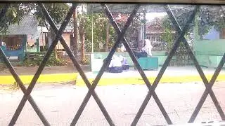 Anak sekolah SMP baru pulang sekolah