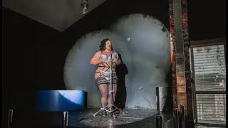 Striptizli ve Taşlamalı Gösteri Yapan 2 Obur Kadın (Burlesque) 4K