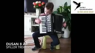Kolibri Musikkakademi. Dusan 8 år spiller trekkspill og forteller om hva han liker best ved å spille