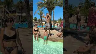 Comment mettre le bonnet à son fils ? 🏊#sports