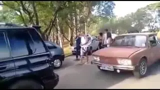 HOMEM AGRIDE DELEGADA E GUARDA FEMININA EM TRÊS CORAÇÕES